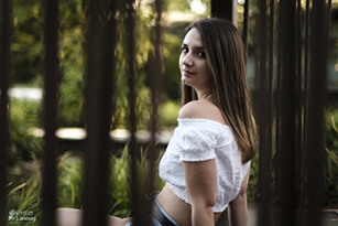 Une femme en train poser dans un jardin