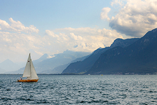 Un voilier sur le lac Léman