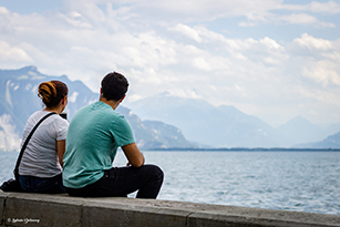 un couple assis au bord du lac Léman