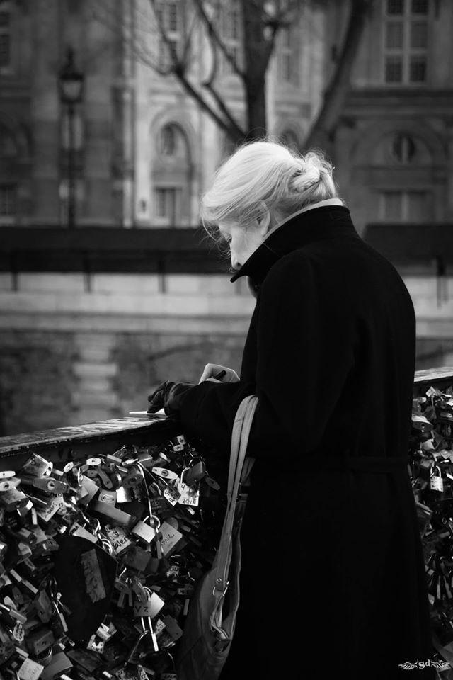 photo d'une dame sur le pont des arts de paris