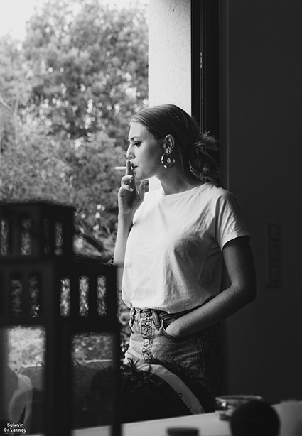 Une femme en train de fumer une cigarette