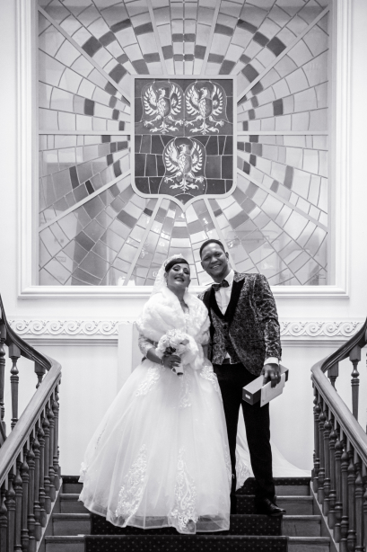 photo d'un couple de mariés devant la mairie