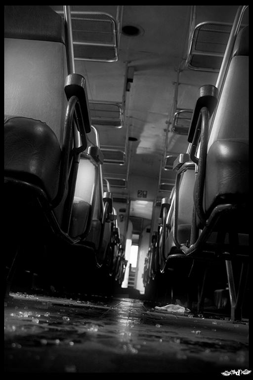 photo noir et blanc dans un train abandonné