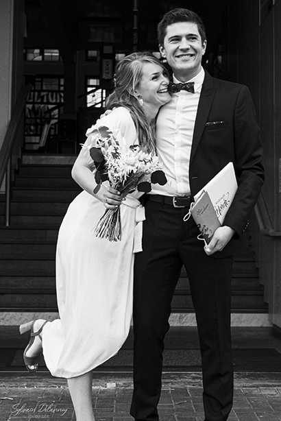 photo d'un couple de mariés devant la mairie