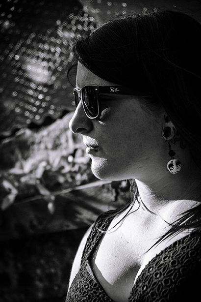 Portrait noir et blanc d'une femme