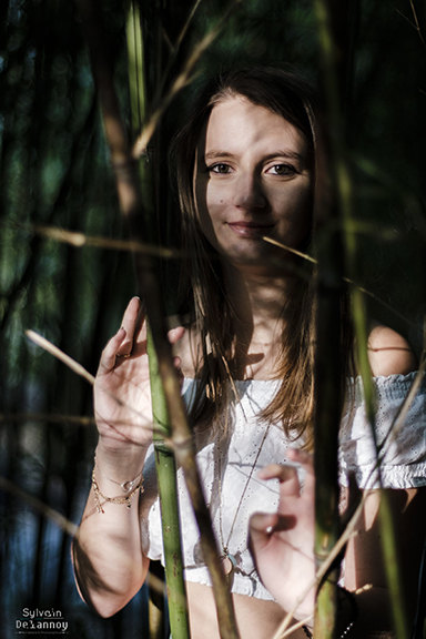 Une femme posant entre les bambous