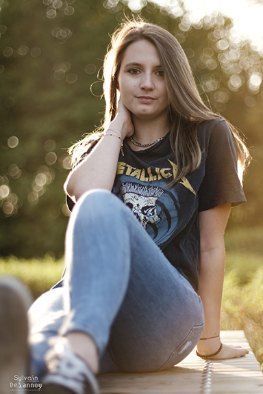 Une femme en train poser dans un jardin