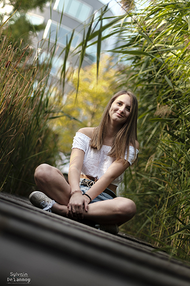 Une femme en train poser dans un jardin